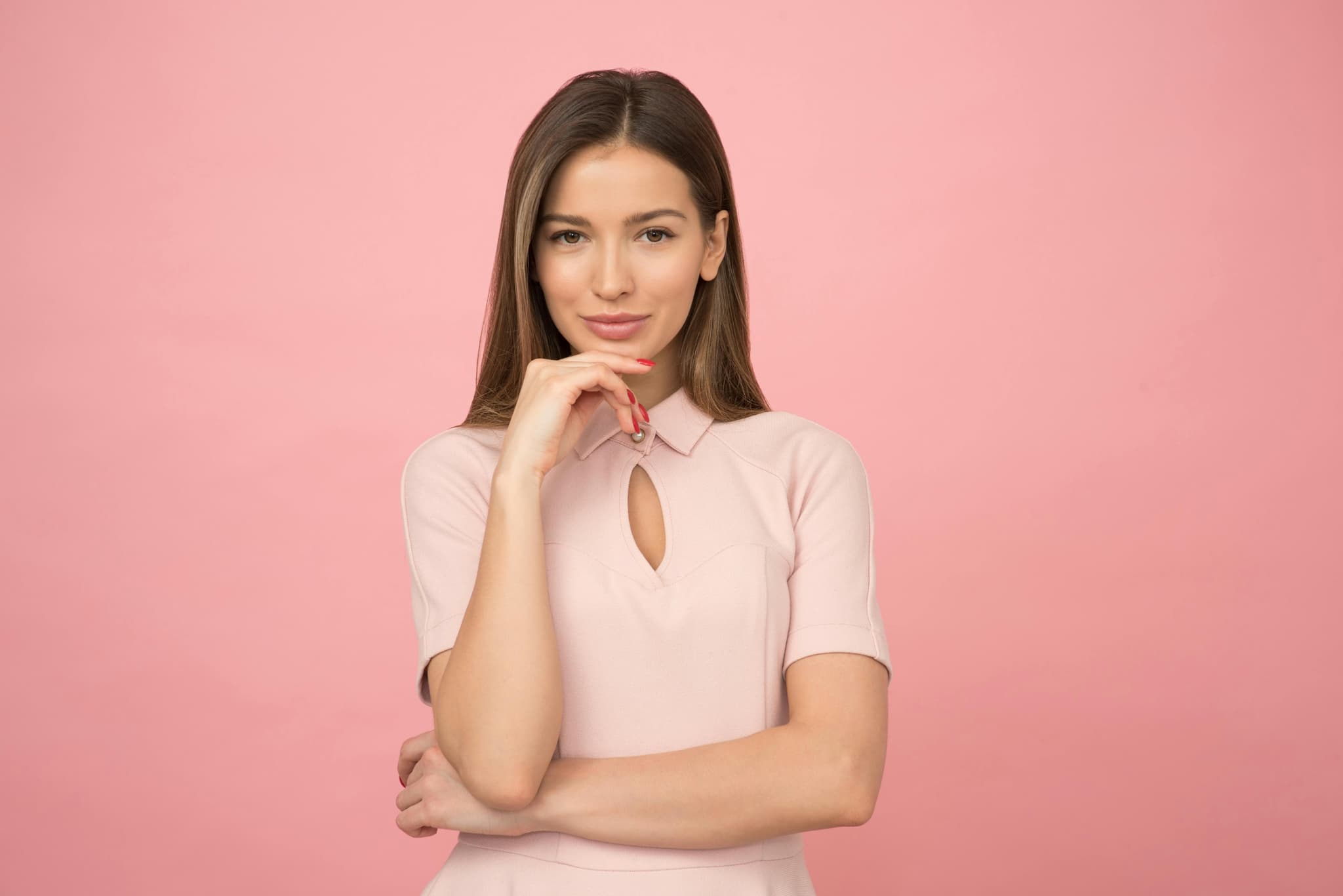 Cómo combinar tu vestido negro manga corta con accesorios modernos